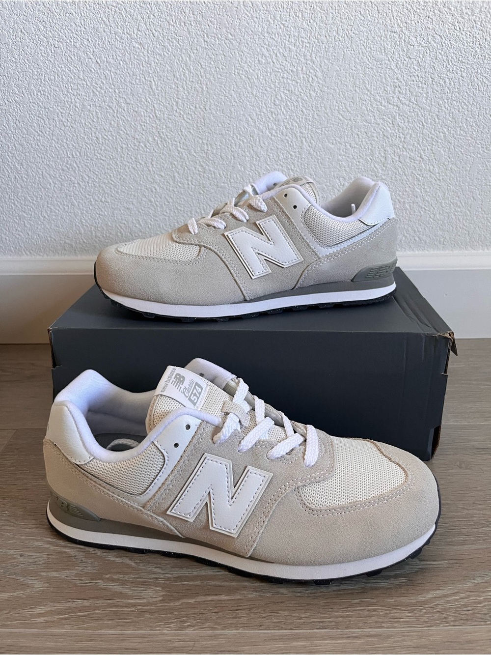 New Balance Men's Sneakers in Light Beige and White
